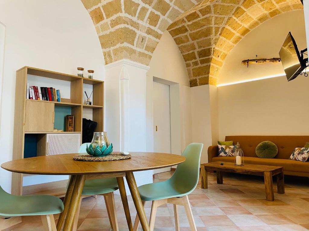 A seating area at CASETTA CARENS nel centro storico di Nardò