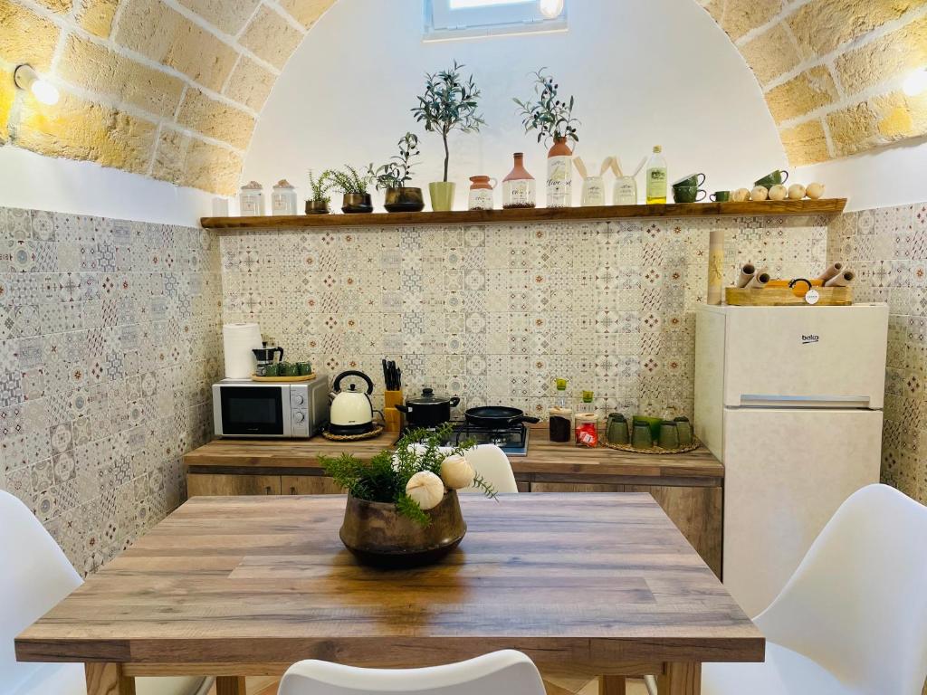 A kitchen or kitchenette at CASETTA CARENS nel centro storico di Nardò