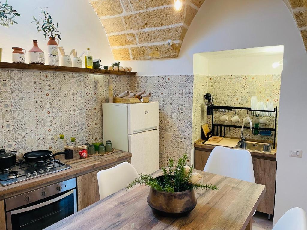 A kitchen or kitchenette at CASETTA CARENS nel centro storico di Nardò