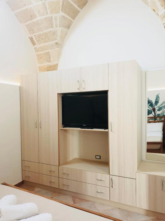 A television and/or entertainment centre at CASETTA CARENS nel centro storico di Nardò