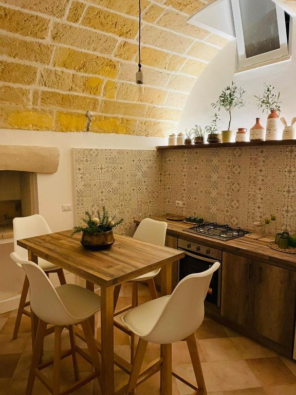 A kitchen or kitchenette at CASETTA CARENS nel centro storico di Nardò