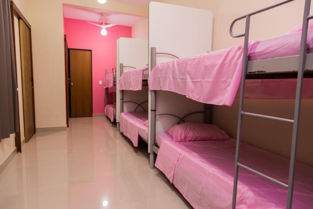 Katil dua tingkat atau katil-katil dua tingkat dalam bilik di Carnaval Rio Hostel