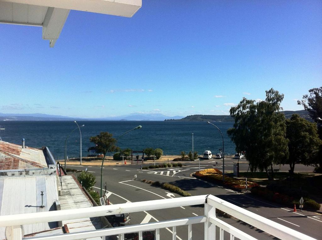 Based by the Lake - Resim 23