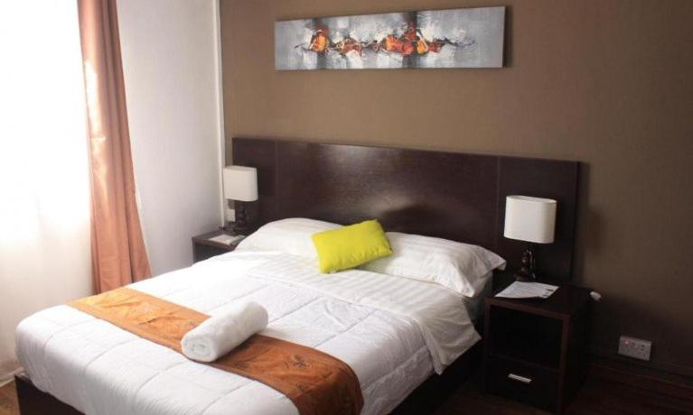 Le Binome في غراند بايَ: غرفة نوم عليها سرير ومخدة صفراء