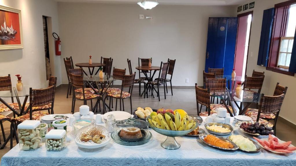 uma mesa coberta com taças de fruta e outros alimentos em Pousada Solar das Oliveiras em Ouro Preto