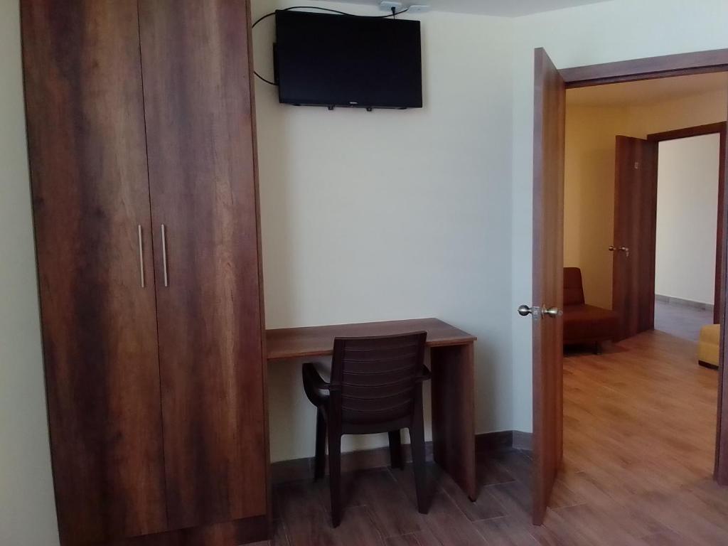 TV a/nebo společenská místnost v ubytování Apart Cayambe