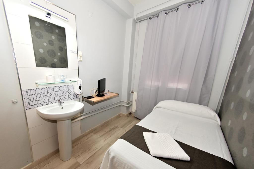 Cama o camas de una habitación en Hostal Falfes
