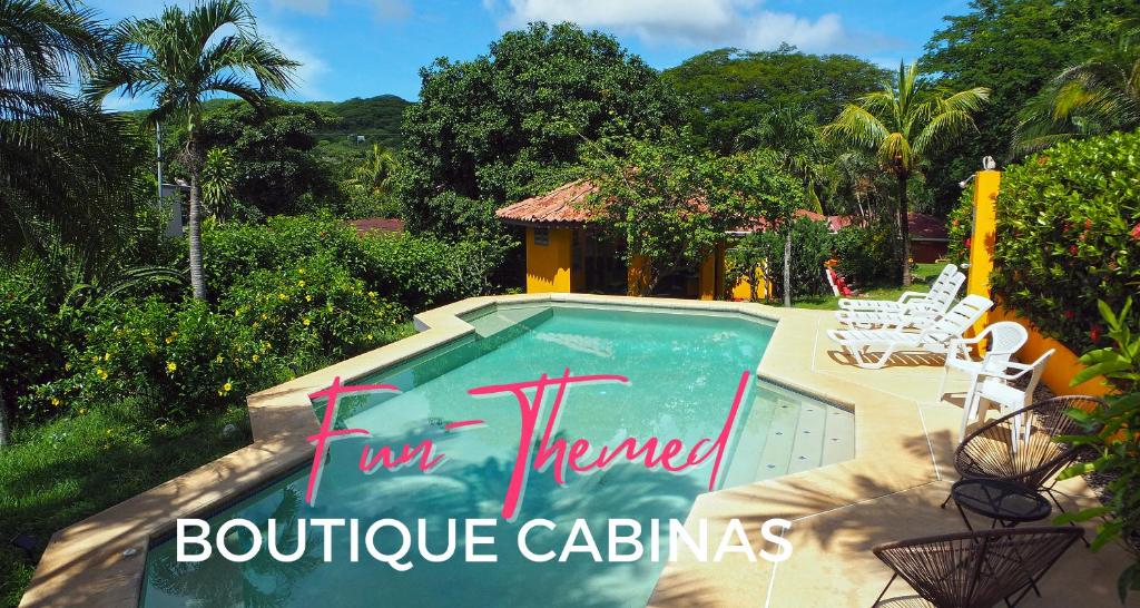 uma piscina num resort com as palavras divertidas tendências chalés boutique em Cabinas Corazon em Tamarindo