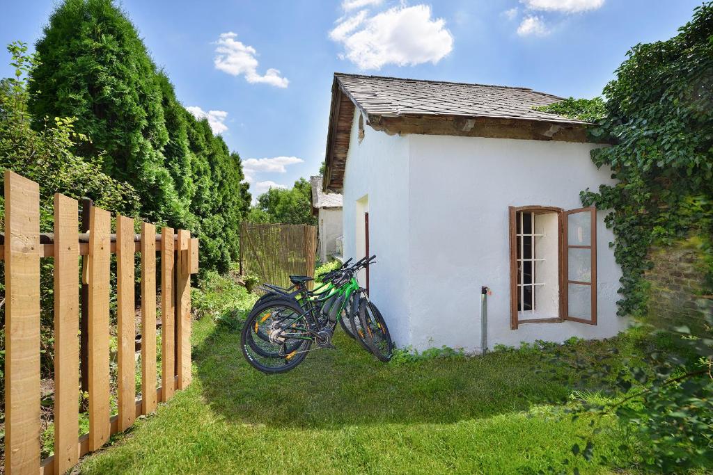 Jízda na kole v ubytování Chateau Loucen Garden Retreat nebo okolí