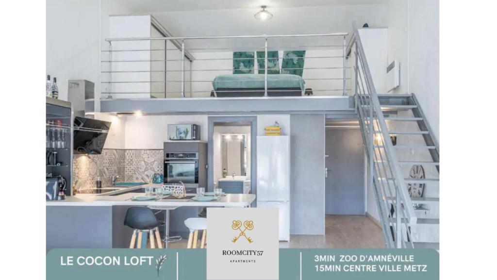 アンネヴィルにあるLe Cocon Loft Metz Luxembourg Un-Séjour-à-Partの二段ベッド1組、階段付きのキッチンが備わる客室です。