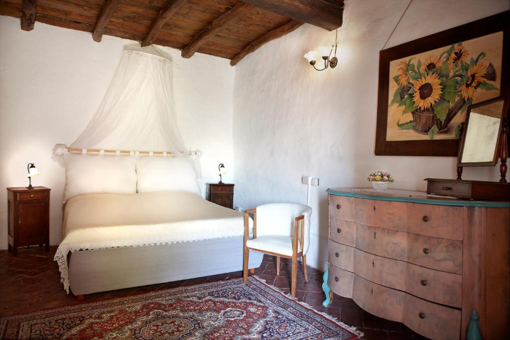 Postel nebo postele na pokoji v ubytování Antico Borgo Sanda Lago Maggiore
