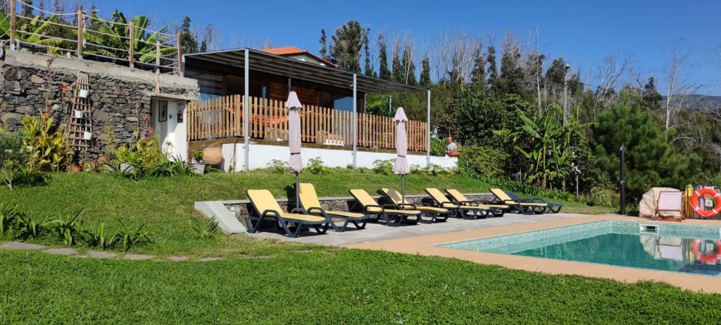 Bazén v ubytování Calheta Glamping Pods - Nature Retreat nebo v jeho okolí