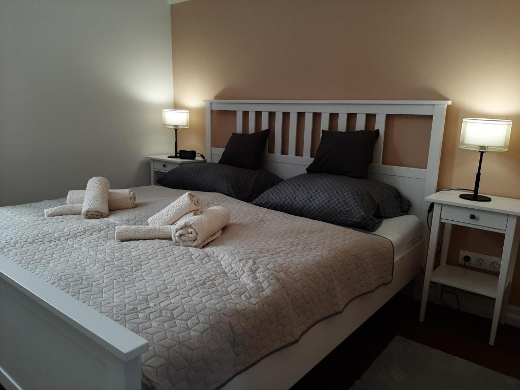 Posteľ alebo postele v izbe v ubytovaní NewOne Apartman