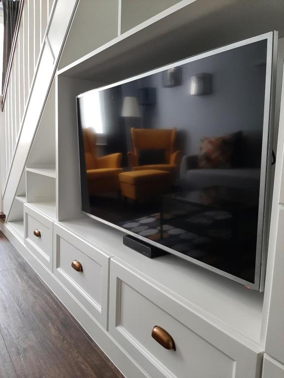 Televízia a/alebo spoločenská miestnosť v ubytovaní NewOne Apartman