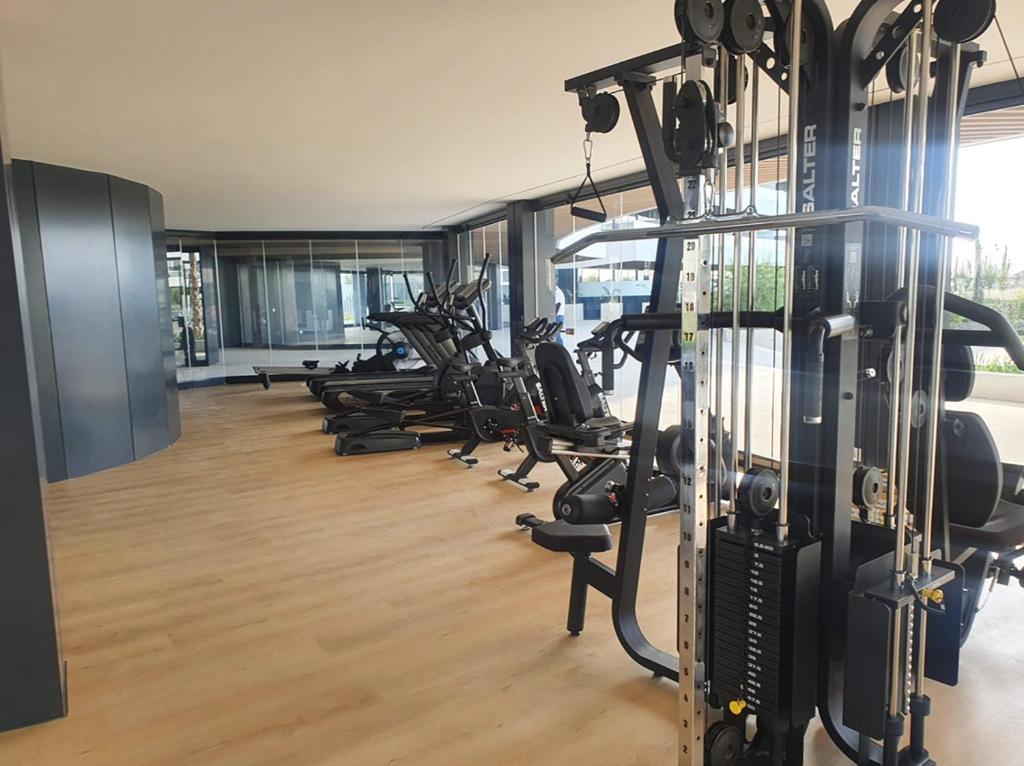 Posilňovňa alebo fitness centrum v ubytovaní Espectacular bajo con jardín en 1ª línea de playa