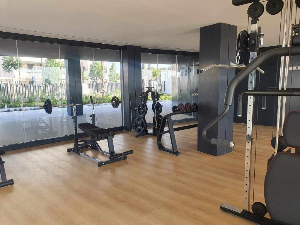 Posilňovňa alebo fitness centrum v ubytovaní Espectacular bajo con jardín en 1ª línea de playa