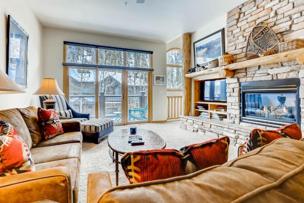 a living room with couches and a fireplace at Premiere 2Br Townhome - Shuttle to Slopes, Kids Ski Free! condo in Keystone