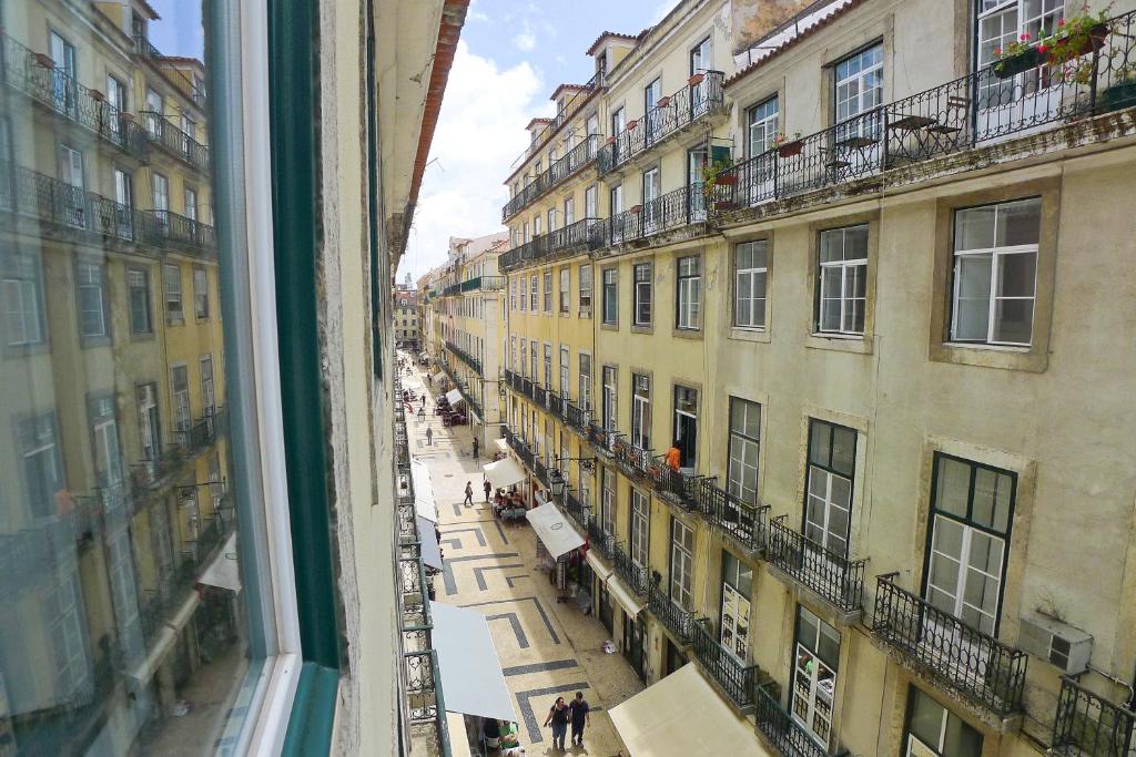 una ventana con vistas a una calle de la ciudad en LV Premier Apartments Baixa- CR, en Lisboa
