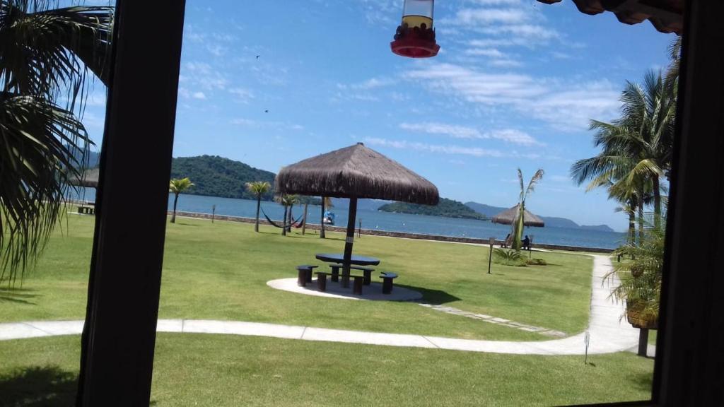 a view of a park with a picnic table and an umbrella at Apartamento Angra dos Reis 1 in Angra dos Reis
