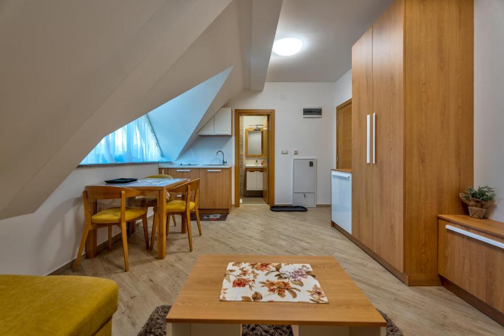 Kuchyň nebo kuchyňský kout v ubytování Lovac apartmani
