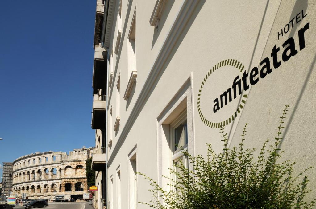 una señal en el lateral de un edificio en Hotel Amfiteatar, en Pula