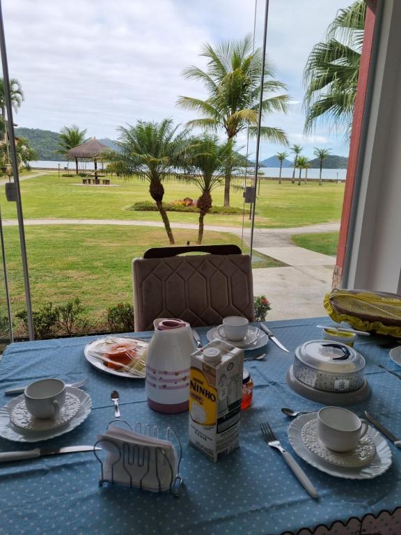 uma mesa com uma toalha de mesa azul com comida em Apartamento Angra dos Reis 2 novo em Angra dos Reis