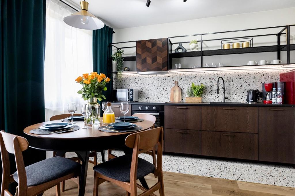 Kuchyňa alebo kuchynka v ubytovaní Praia Apartments - 200 m do Plaży Apartament z balkonem i widokiem