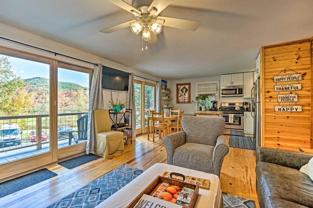 sala de estar con sofá y mesa en Stratton Mountain Home with View - 2 Mi to Ski Lift! en Stratton