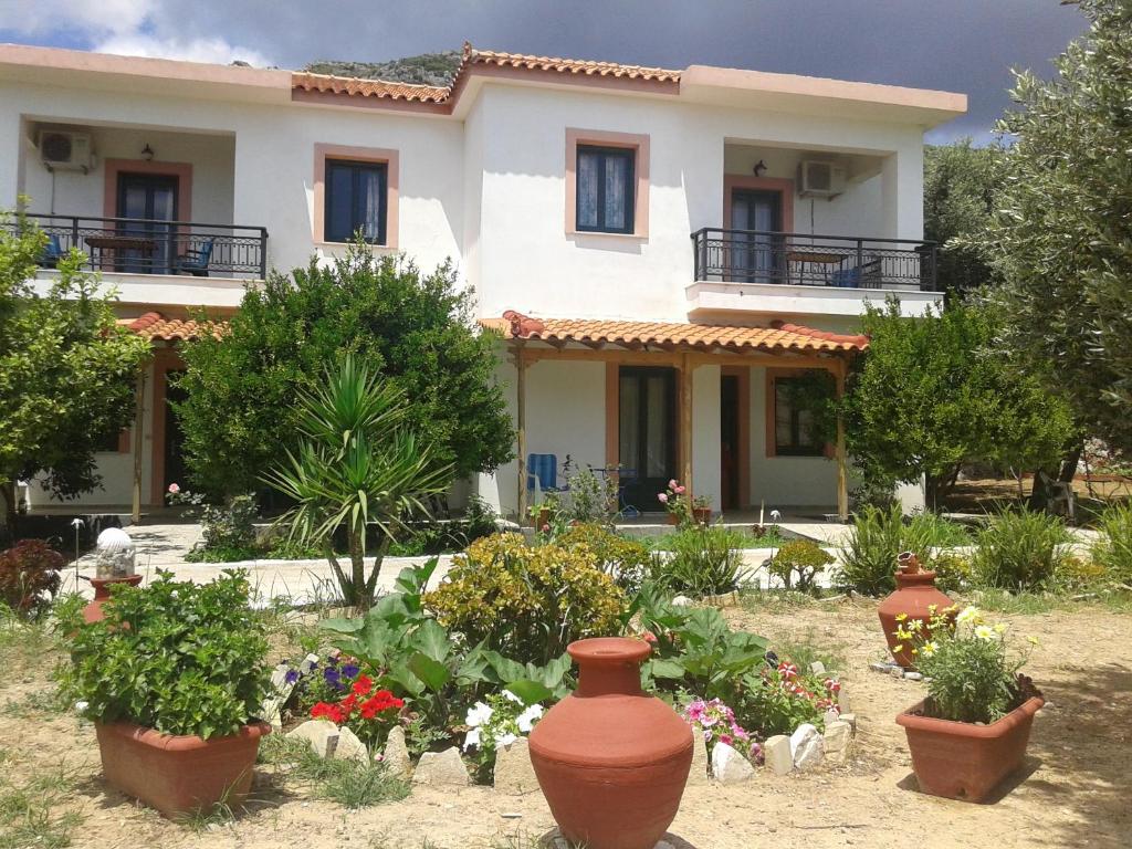 una casa con macetas de flores delante de ella en Daphne Studios, en Marathokampos