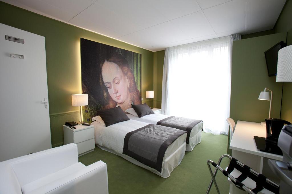 Postel nebo postele na pokoji v ubytování Hôtel Cecyl Reims Centre