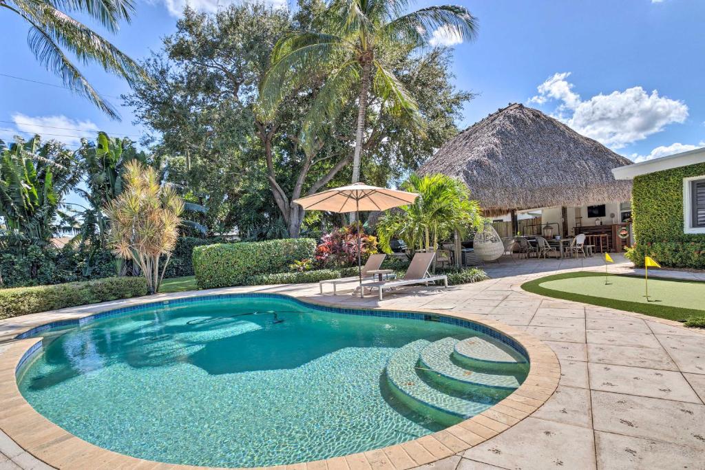Πισίνα στο ή κοντά στο Poolside Paradise with Tropical Hut in Palm Beach