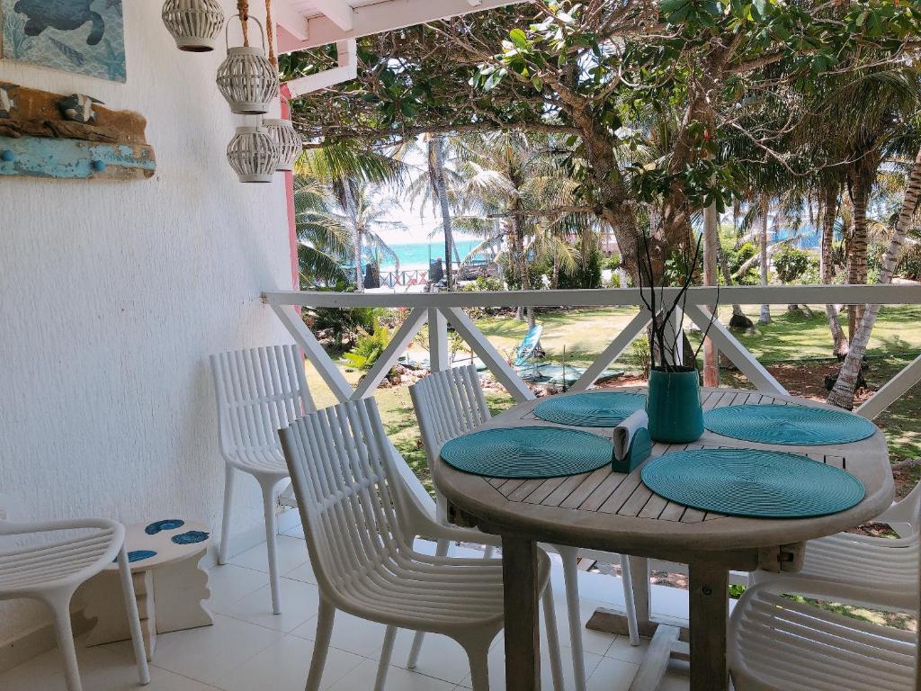 una mesa y sillas en un balcón con vistas al océano en Sitio exclusivo y tranquilo, en San Andrés