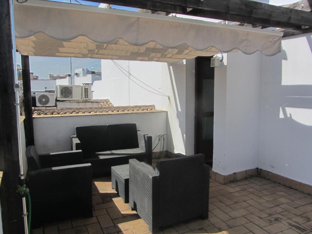 Balkon lub taras w obiekcie Trianabridgeviews Ático con vistas al puente de Triana calle Castilla 38