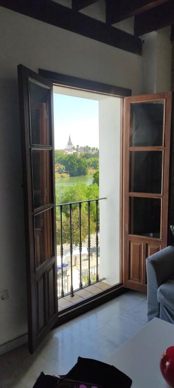 Balkon lub taras w obiekcie Trianabridgeviews Ático con vistas al puente de Triana calle Castilla 38