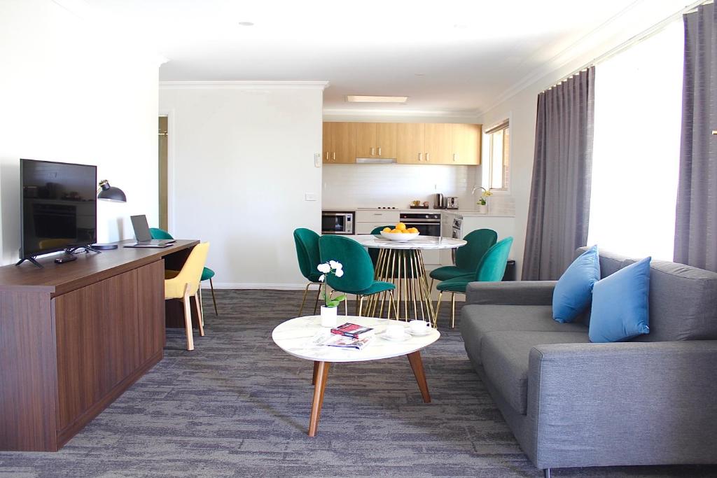 ein Wohnzimmer mit einem Sofa und einem Tisch in der Unterkunft Littomore Suites Bathurst in Bathurst