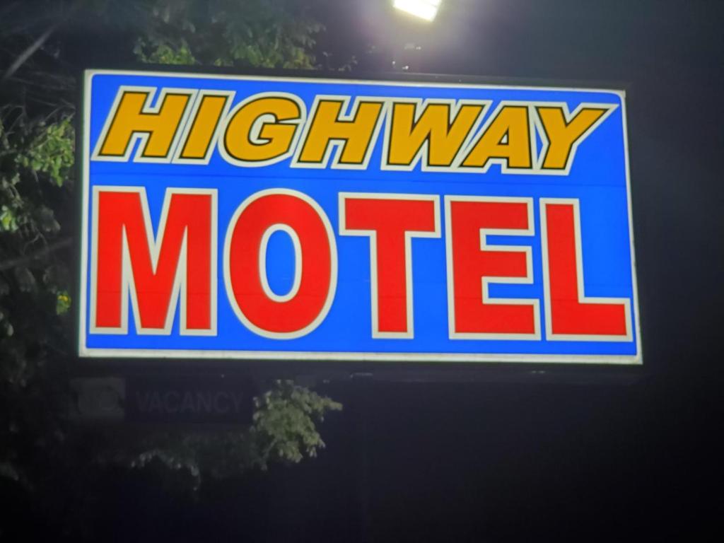 Certifikát, hodnocení, plakát nebo jiný dokument vystavený v ubytování Highway Motel