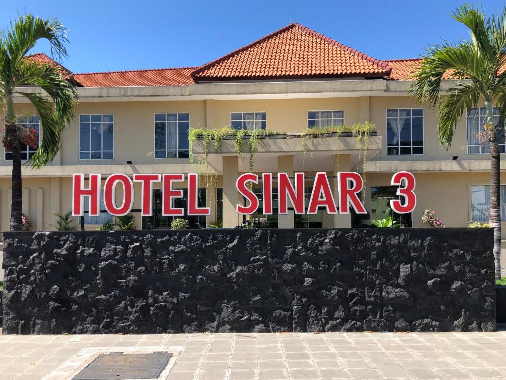 un letrero de hotel frente a un edificio en Hotel Sinar 3 en Sedati