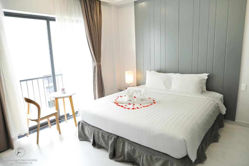ein Schlafzimmer mit einem Bett mit einem ausgestopften Tier darauf in der Unterkunft Fide Hotel in Ho-Chi-Minh-Stadt