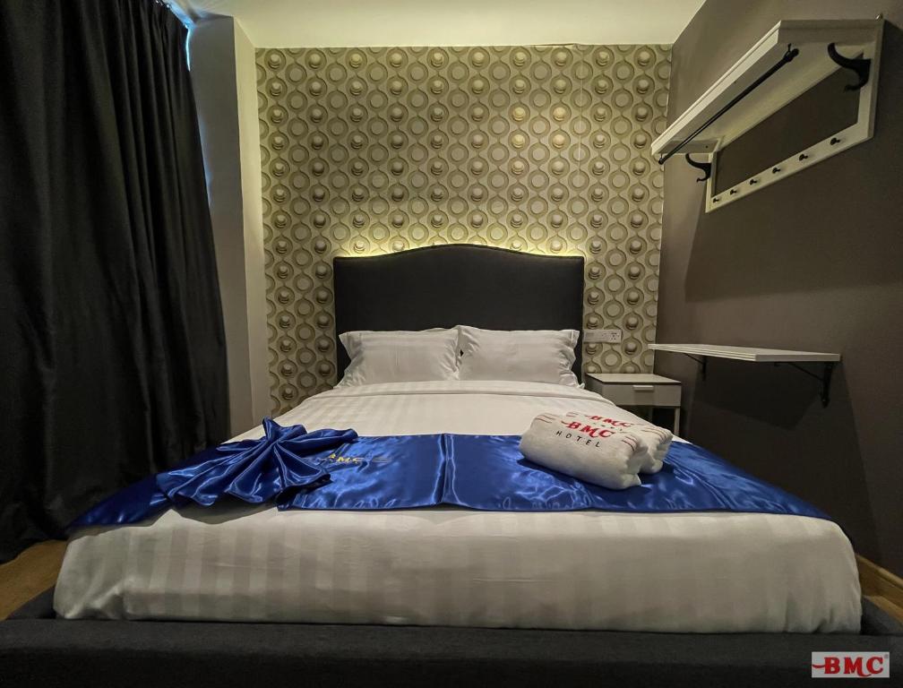 Postel nebo postele na pokoji v ubytování BMC Hotel