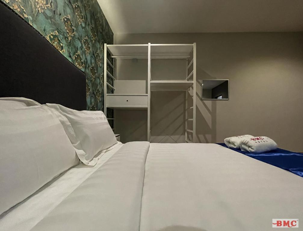 Postel nebo postele na pokoji v ubytování BMC Hotel