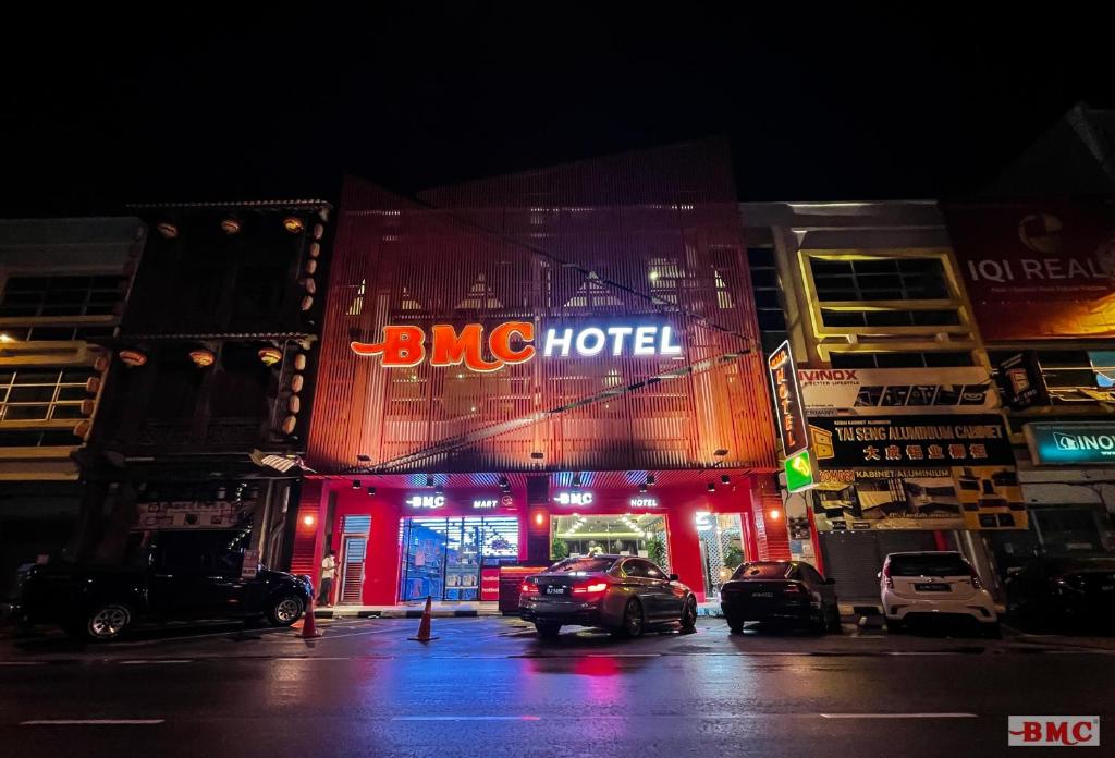un edificio con un hotel bong por la noche en BMC Hotel, en Ipoh