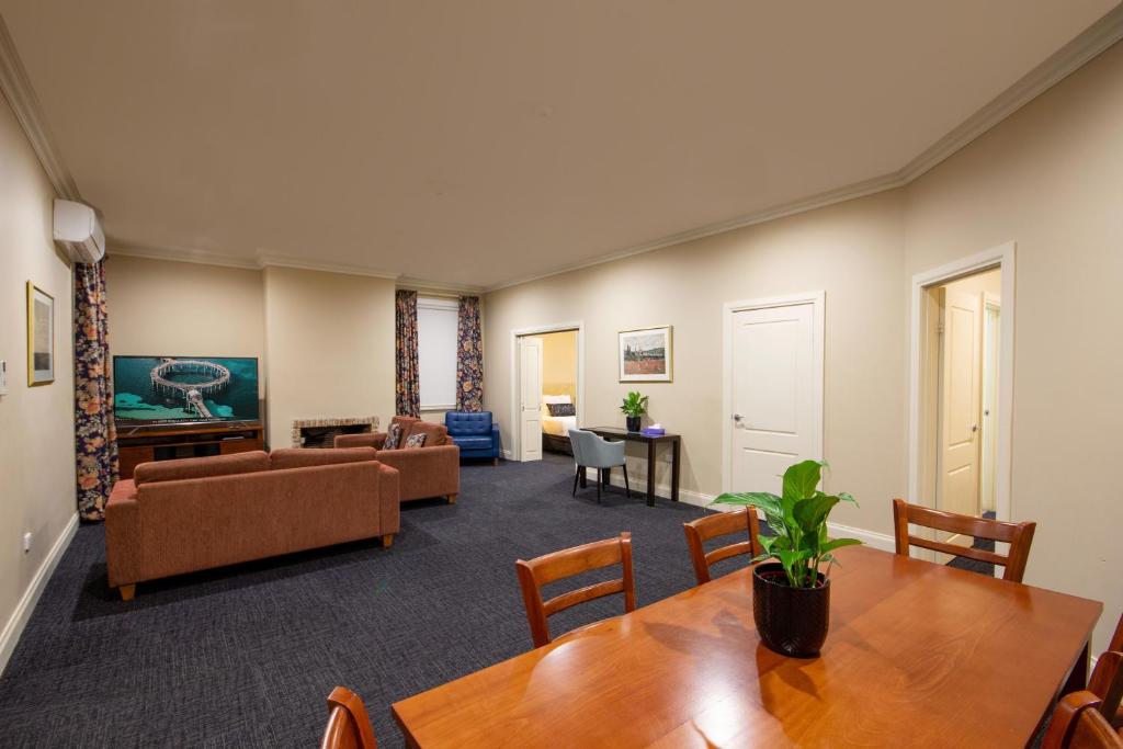 Posezení v ubytování Whyalla Playford Apartments