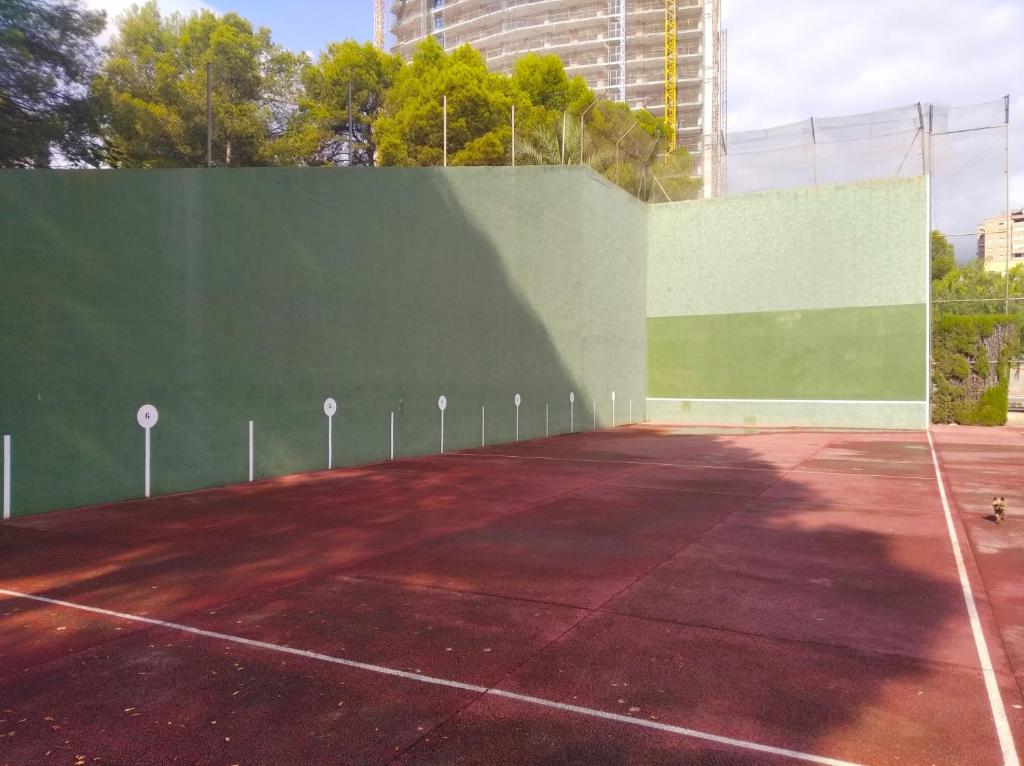 Tenis alebo squash v ubytovaní Coblanca 21 alebo jeho okolí