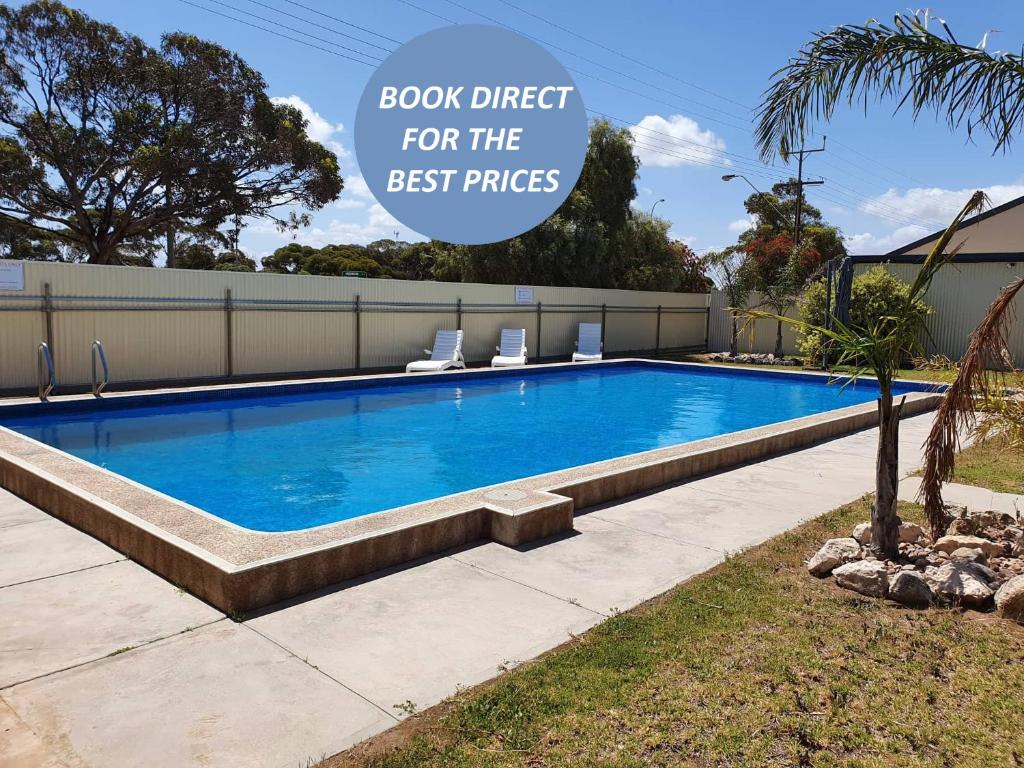 The swimming pool at or close to East West Motel Ceduna