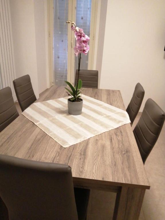 a wooden table with a potted plant on top of it at APPARTAMENTO CORSO VITTORIO EMANUELE in Ortona