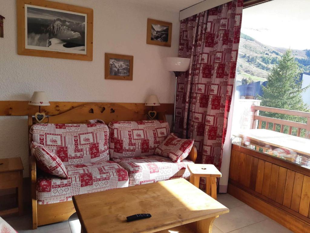 sala de estar con sofá y mesa en Studio Les Deux Alpes, 1 pièce, 4 personnes - FR-1-516-82, en Les Deux Alpes