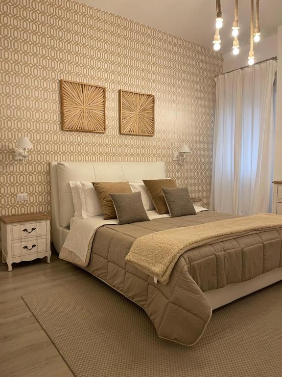 een slaapkamer met een groot bed in een kamer bij Domus Alberta in Lecce