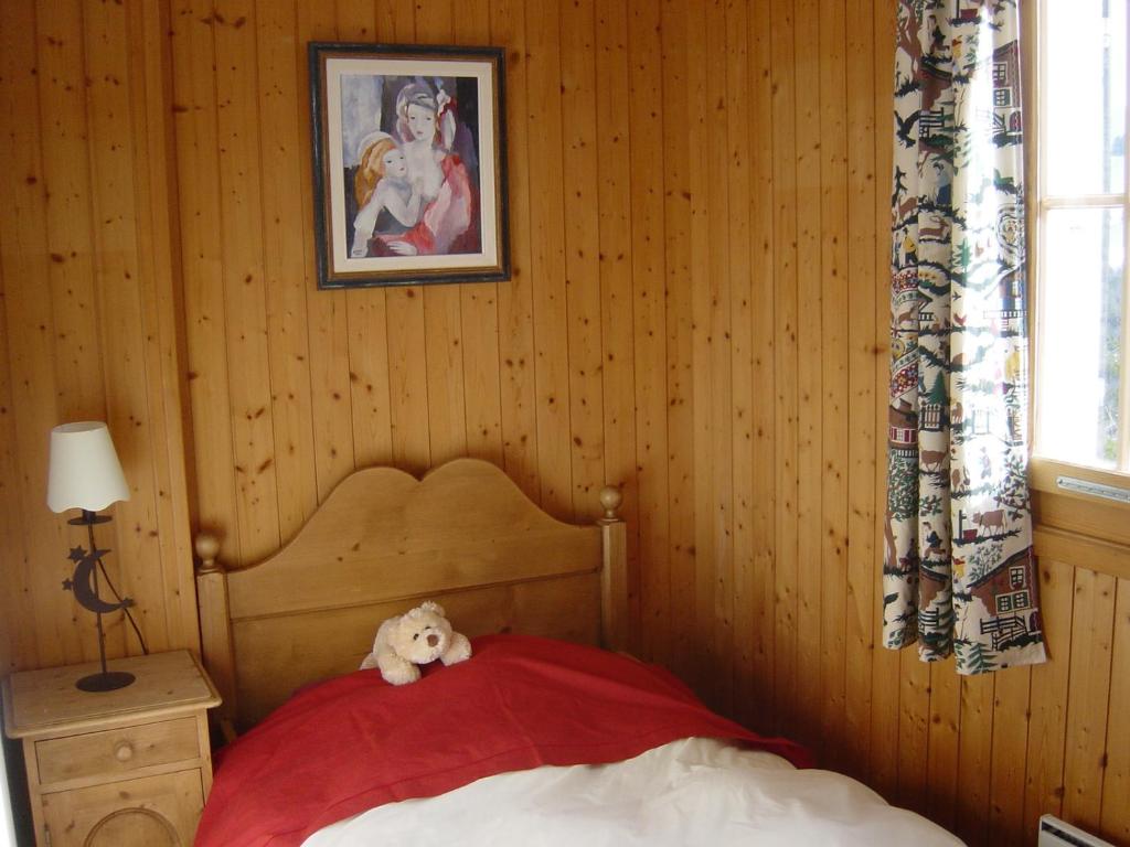 Postel nebo postele na pokoji v ubytování Charming chalet with panoramic view and private parking in Gruyère
