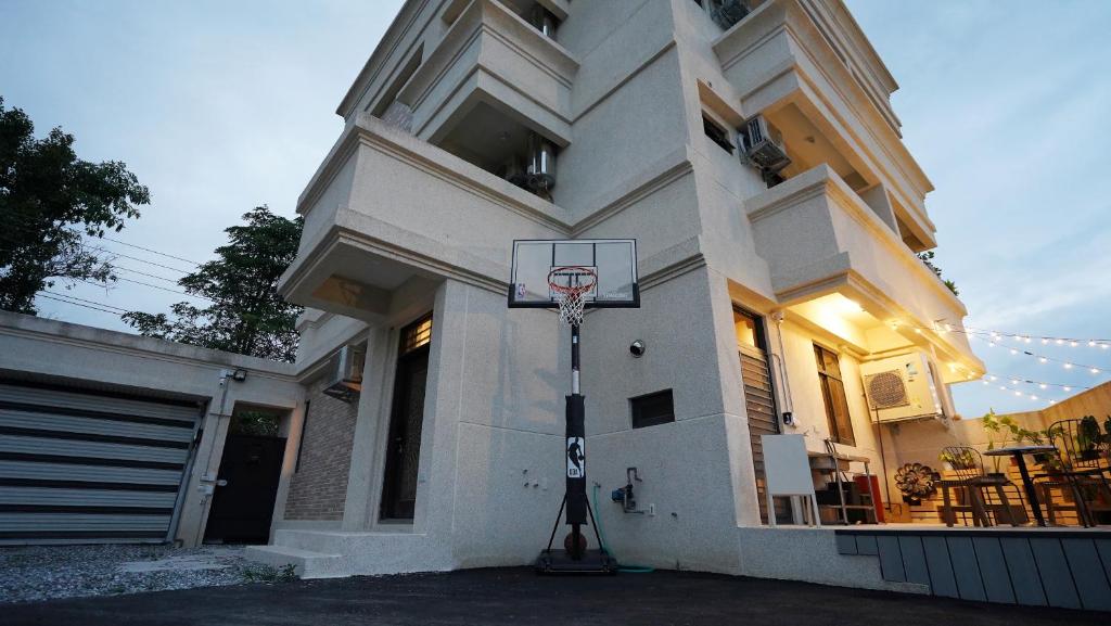 un aro de baloncesto frente a una casa en Wendao Inn - HYGGE en Hualien