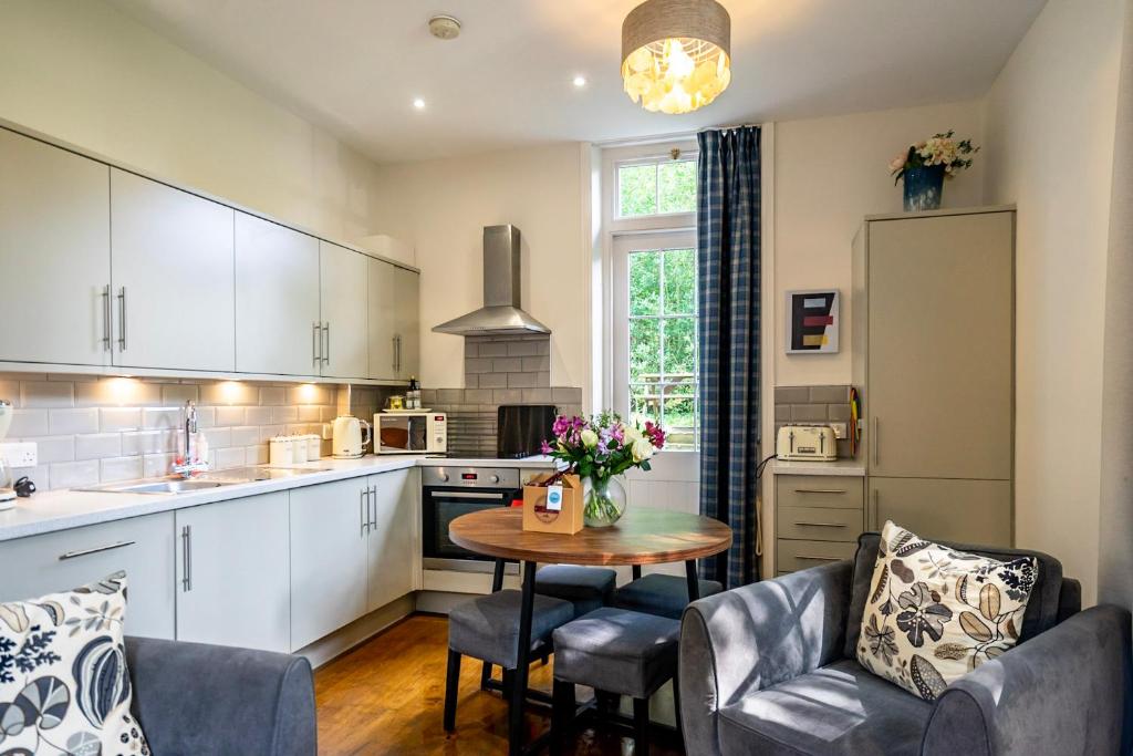 O bucătărie sau chicinetă la Middlethorpe Manor - No 6 Tranquility & Ease